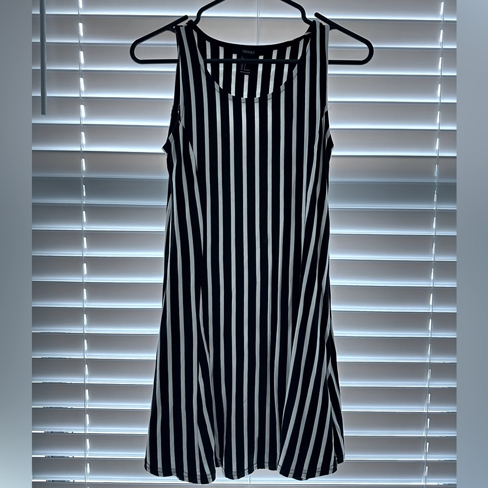 Casual dress. Forever 21. Size small. Excellent used condition.